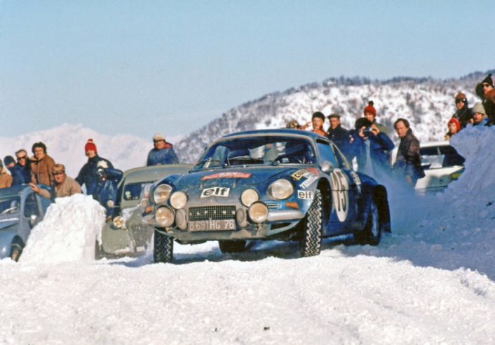 Anderson luchaba por la victoria con Andruet durante las especiales que se disputaban por carreteras particularmente nevadas. © IXO Collections SAS - Tous droits réservés. Crédits photo ©  Renault D.R. / Archives et Collections