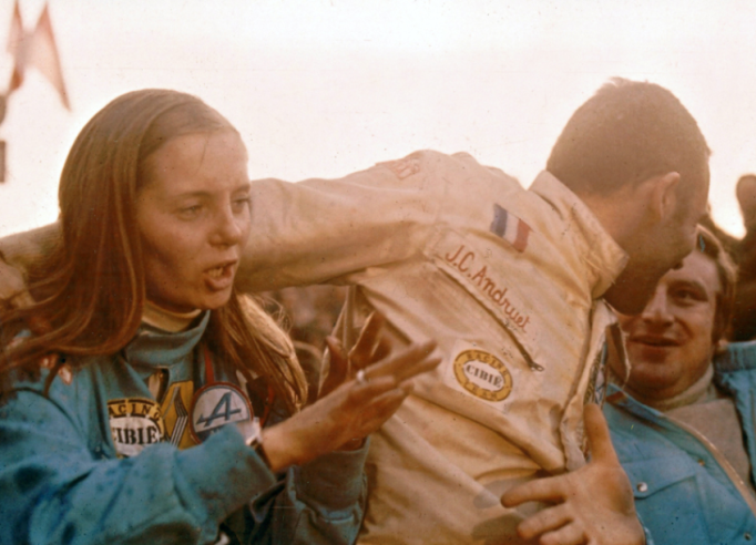 "Biche" et Jean-Claude Andruet savourent leur victoire au rallye de Monte-Carlo de 1973. © IXO Collections SAS - Tous droits réservés. Crédits photo ©  Renault D.R. / Archives et Collections