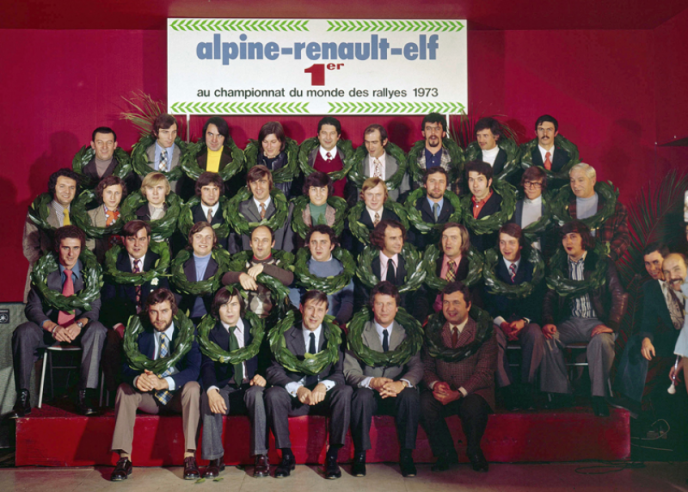 Le service compétition d'Alpine en 1973. On reconnaît, au second rang, Jean-Luc Thérier (3e en partant de la gauche), à côté de Bernard Darniche, Jean-Pierre Nicolas et Jacques Cheinisse. © IXO Collections SAS - Tous droits réservés. Crédits photo © Renault D.R. / Archives et Collections