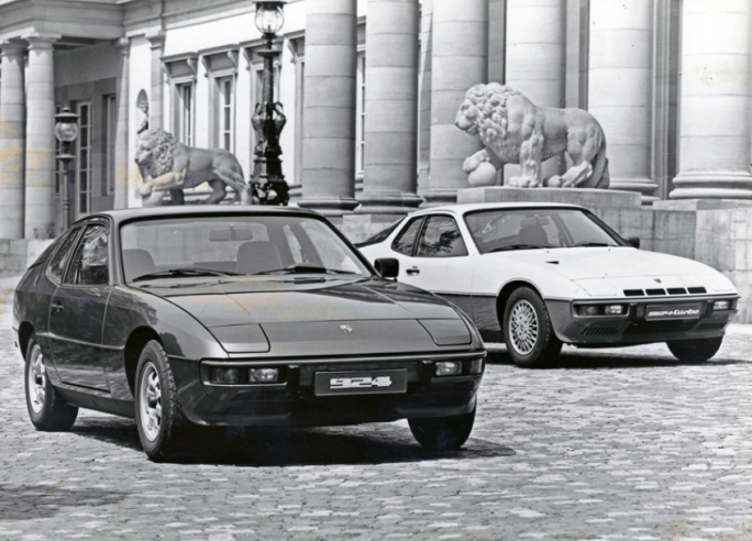 The Turbo version (pictured right) is distinguished from the base version by a modified grille with additional air intakes and special wheels. © IXO Collections SAS - Tous droits réservés. Crédits photo © Porsche / D.R.