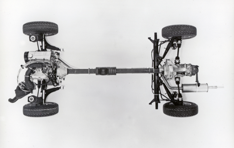 Sur cette vue de la transmission Transaxle, on distingue les deux essieux comportant le moteur à l’avant et l’ensemble boite-pont à l’arrière, reliés par un arbre de transmission. © IXO Collections SAS - Tous droits réservés. Crédits photo © Porsche / D.R.