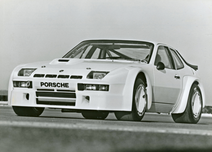 Seventeen 924 GTRs with a 275 hp 2-litre engine were built from 1979 onwards to compete in Group 4. © IXO Collections SAS - Tous droits réservés. Crédits photo © Porsche / D.R.