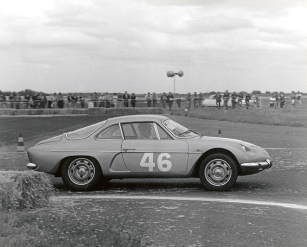 With the 1100 version, the A110 Berlinette became a formidable competitor in competition, as in this case at the 1965 Cognac Trophy where Bruno de Villemandy finished 4th in his category. © IXO Collections SAS - Tous droits réservés. Crédits photo © Renault D.R. / Archives et Collections