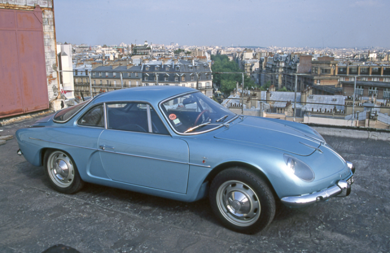 La carrosserie de la nouvelle Berlinette A 110 1100 se distingue par ses lignes pures et sobres qui feront son succès durant une décennie. © IXO Collections SAS - Tous droits réservés. Crédits photo © Renault D.R. / Archives et Collections