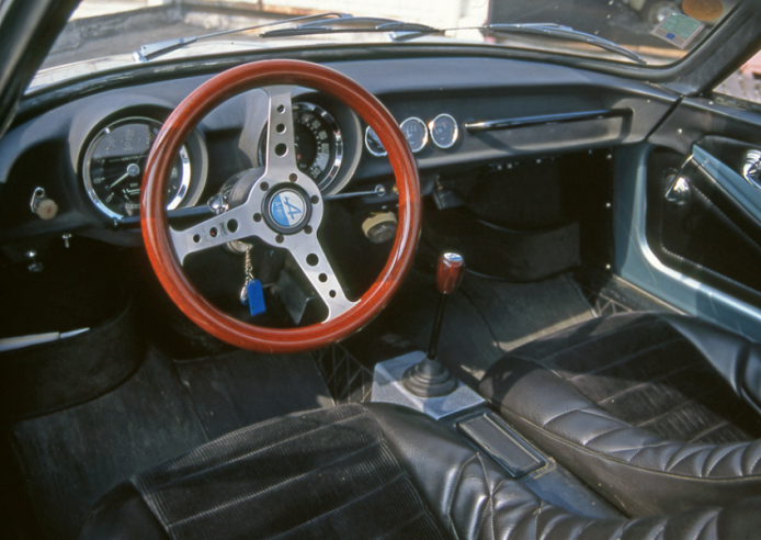 The interior is more sporty than luxurious... On the dashboard, starting from the left, you will find the rev counter, the speedometer, then the water temperature and oil pressure indicators and the ammeter © IXO Collections SAS - Tous droits réservés. Crédits photo ©  Renault D.R. / Archives et Collections