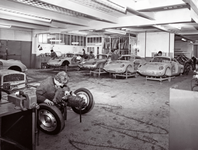 The assembly workshop of the Alpine A110 located in the Dieppe factory. In the background, the laminated polyester bodies ready to be mounted on the chassis-beams . © IXO Collections SAS - Tous droits réservés. Crédits photo © Renault D.R. / Archives et Collections