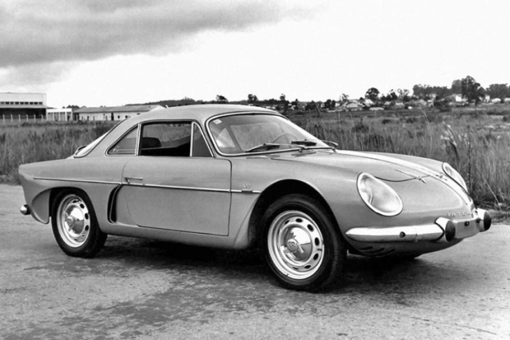 The Brazilian Berlinette A110 Interlagos retained the body lines of the A108 and received an elegant chrome headlight surround. © IXO Collections SAS - Tous droits réservés. Crédits photo ©  Renault D.R. / Archives et Collections