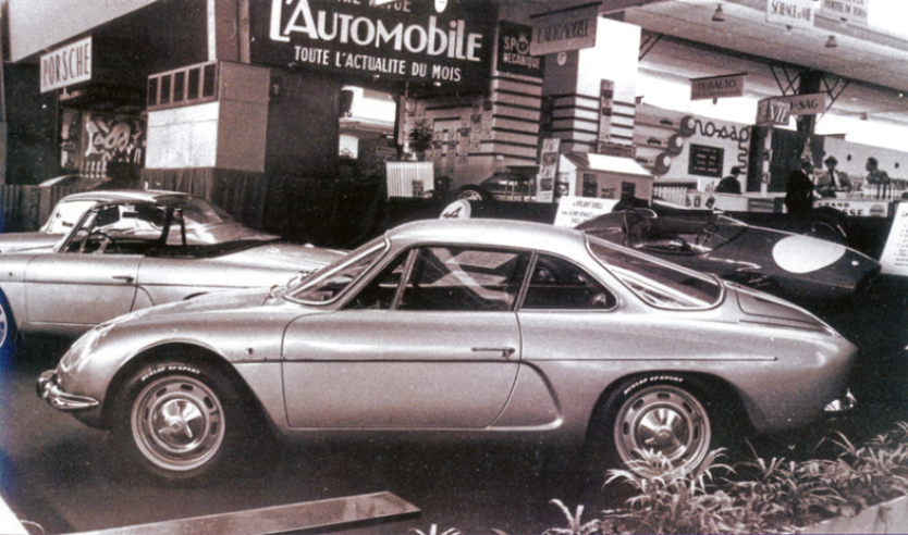 The Berlinette A110 1100 is the novelty of the Alpine stand at the 1964 Show. Pictured here in front of the GT4 cabriolet and coach (left) and the F3 single seater (right).© IXO Collections SAS - Tous droits réservés. Crédits photo ©  Renault D.R. / Archives et Collections