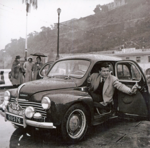 Au Rallye de Monte-Carlo de 1951, Jean Rédélé et  P. Scott terminent 4e de leur catégorie et 44e au classement général avec leur Renault 4 CV «1063». © IXO Collections SAS - Tous droits réservés. Crédits photo © Archives et Collections