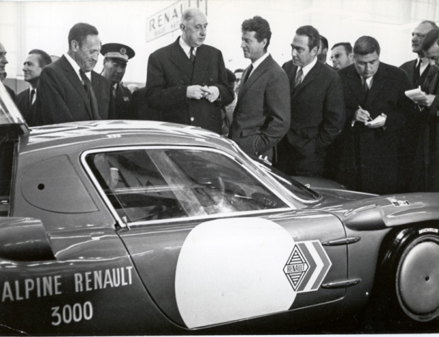 Jean Rédélé présente l’Alpine A 210 de Sports Prototypes au Général de Gaulle et à Pierre Dreyfus le PDG de Renault lors du Salon de l’Auto de Paris de 1968.  © IXO Collections SAS - Tous droits réservés. Crédits photo © Renault D.R. / Archives et Collections