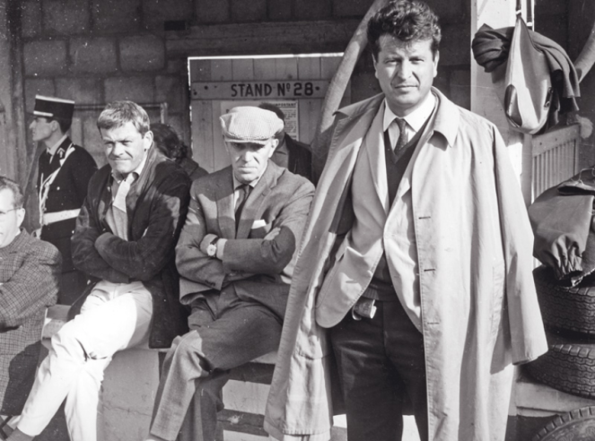 Jean Rédélé, ici dans les stands des 24 Heures du Mans à côté d’Amédée Gordini, était très proche de ses collaborateurs, qu’ils soient ingénieurs ou mécanos de course.  © IXO Collections SAS - Tous droits réservés. Crédits photo ©   Archives et Collections