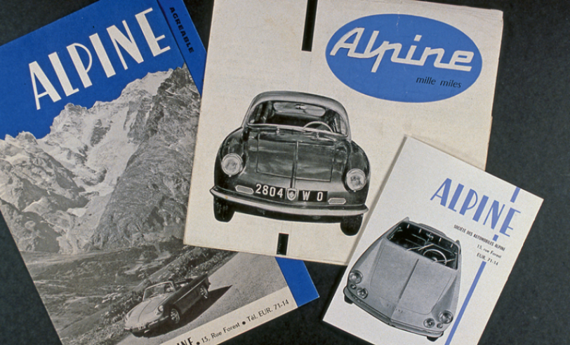 Quelques catalogues des premiers millésimes de la production Alpine, comme celui du cabriolet de 1961 (à droite) ou du coach Mille Miles de 1957 (au centre). © IXO Collections SAS - Tous droits réservés. Crédits photo ©   Renault D.R. / Archives et Collections