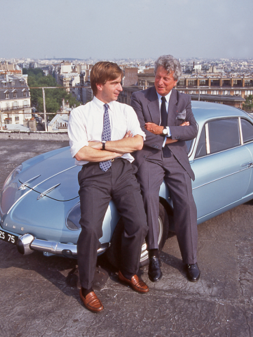 For the 40th anniversary of Alpine in July 1995, Jean-Charles Rédélé and his father posed together on the terrace of the Rédélé-Escoffier garage, rue Forest in Paris, standing in front of a Berlinette A110 1100. © IXO Collections SAS - Tous droits réservés. Crédits photo © Renault D.R. / Archives et Collections