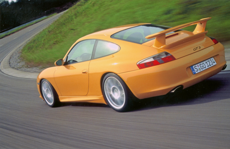 The fixed rear bonnet, made from carbon from 2003 onwards, is topped by a biplane aerodynamic crab claw spoiler with six adjustable positions© IXO Collections SAS - Tous droits réservés.  Crédits photo © Porsche / D.R.