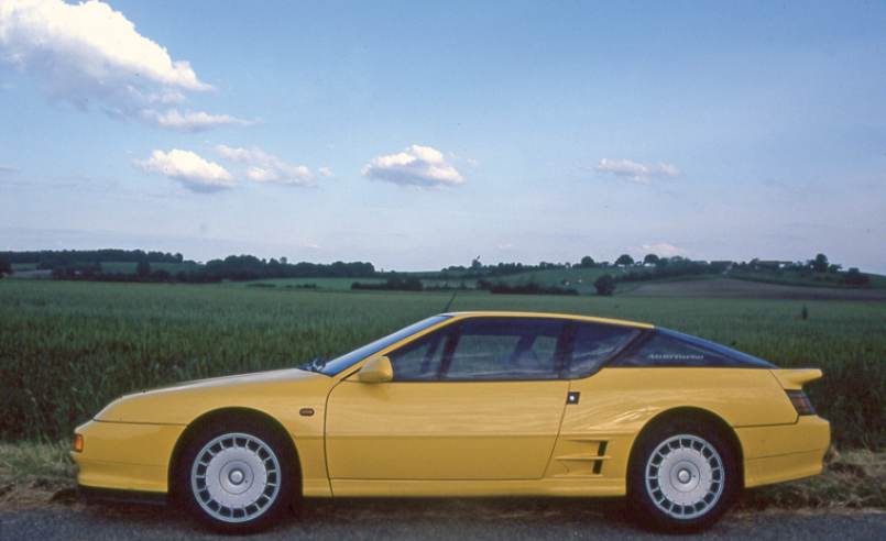 O Alpine A610 teve um destino estranho, pois a maior parte da sua produção foi vendida na Alemanha, enquanto o Porsche 911 era preferido em França... © IXO Collections SAS - Tous droits réservés. Crédits photo © Renault D.R. / Archives et Collections