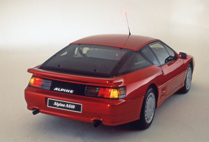 Visto de trás, o Alpine A610 recebeu um restyling consideravelmente mais raso, tornando-o mais difícil de distinguir do GTA. © IXO Collections SAS - Tous droits réservés. Crédits photo ©  Renault D.R. / Archives et Collections