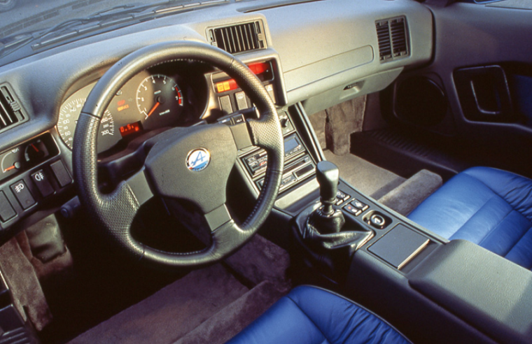 All'interno, la A610 era particolarmente raffinata e gli unici optional disponibili erano i rivestimenti in pelle e il lettore CD. © IXO Collections SAS - Tous droits réservés. Crédits photo ©  Renault D.R.