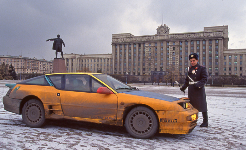 La carrozzeria dell'Alpine A610 "Liberté" è stata ridipinta nei colori dei principali Paesi visitati: giallo, arancione, azzurro, blu turchese e rosa fucsia. © IXO Collections SAS - Tous droits réservés. Crédits photo ©  Renault D.R. / Archives et Collections