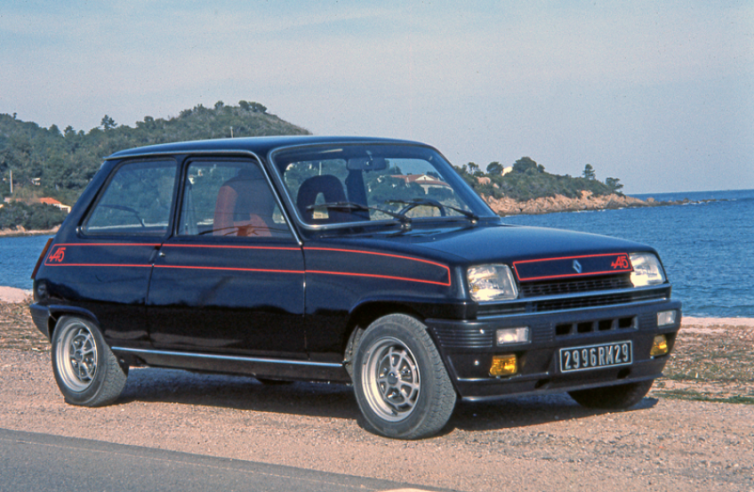 Le bouclier avant avec ses phares antibrouillard ainsi que les liserés rouges et les marquages soulignent le caractère sportif de la R5 Alpine.   © IXO Collections SAS - Tous droits réservés. Crédits photo © Renault D.R.