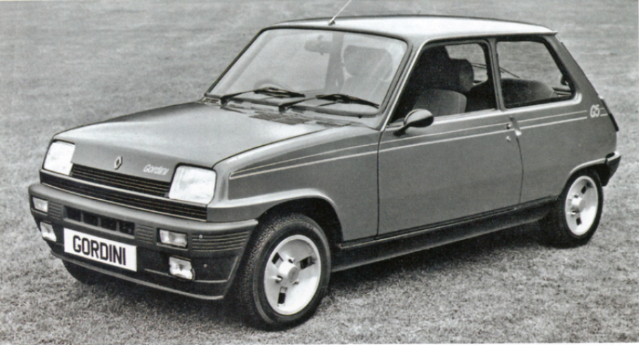 No exterior, a versão britânica do Renault 5 Alpine distingue-se pela marca "Gordini" e por uma linha dupla diferente ao longo da carroçaria.© IXO Collections SAS - Tous droits réservés. Crédits photo ©  Renault D.R. / Archives et Collections