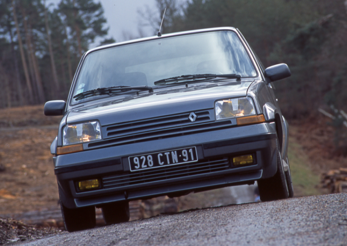 La Renault 5 GT Turbo Phase 2 qui fait son apparition en 1987 dispose d'une nouvelle calandre et de nouvelles jantes. Elle ne sera pas produite à Dieppe, mais dans l'usine de Flins. © IXO Collections SAS - Tous droits réservés. Crédits photo ©  Renault D.R. / Archives et Collections