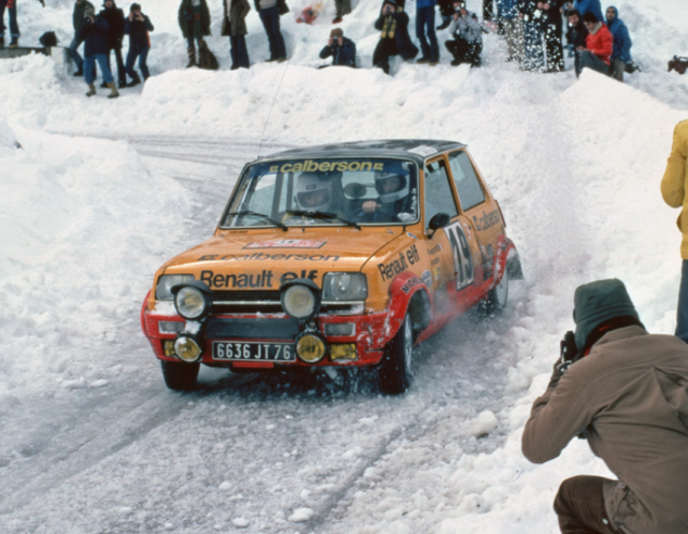 La Renault 5 Alpine de Groupe 2 (Voitures de tourisme spéciales), ici celle pilotée par Jean Ragnotti au Monte Carlo de 1978, dispose d'un moteur de 1 398 cm3 développant 135 ch. © IXO Collections SAS - Tous droits réservés. Crédits photo ©  Renault D.R. / Archives et Collections