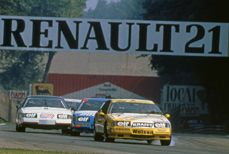 Les courses de l’Europa Cup donnaient lieu à des bagarres homériques. En troisième position on distingue la voiture de Joël Gouhier, très souvent sur le podium, avec le soutien de Renault Chartres. © IXO Collections SAS - Tous droits réservés. Crédits photo © Renault D.R.