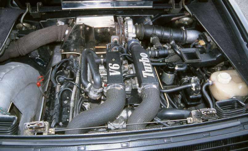 Malgré le faible encombrement du V6 Turbo, le compartiment moteur restait exigu, ce qui entraînait des températures élevées dans l’habitacle.  © IXO Collections SAS - Tous droits réservés. Crédits photo ©  Renault D.R.