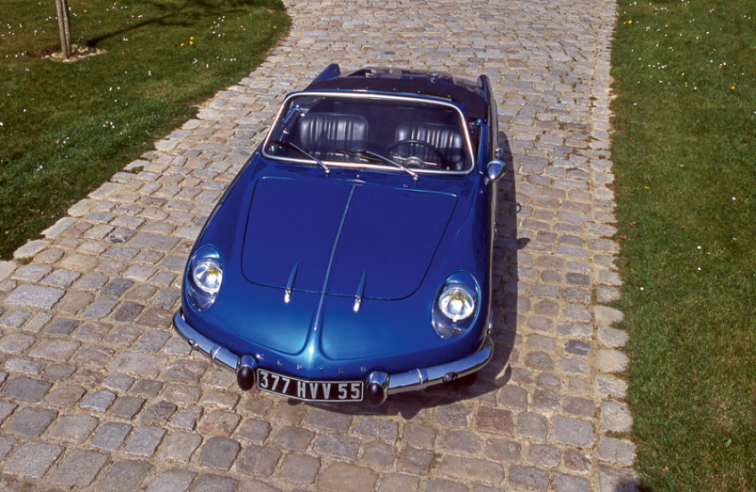 O cabriolet de 1961 distingue-se pelas dobradiças exteriores do capot, pelos piscas dianteiros integrados nos para-choques e pelos faróis de bolha provenientes da Berlinette TDF.  © IXO Collections SAS - Tous droits réservés. Crédits photo © Renault D.R. 