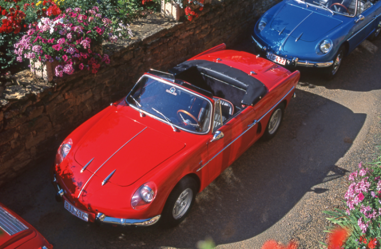 Si le dessin caractéristique de l’arrière du cabriolet A 108 sera par la suite modifié, l’avant en revanche a déjà adopté la forme définitive de la future Berlinette. © IXO Collections SAS - Tous droits réservés. Crédits photo © Renault D.R.