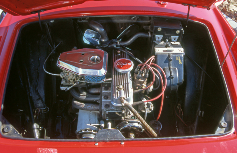 O motor de 4 cilindros do A108 cabriolet provém do Renault Dauphine. Note-se que o radiador está situado à frente do motor. © IXO Collections SAS - Tous droits réservés. Crédits photo ©  Renault / D.R.