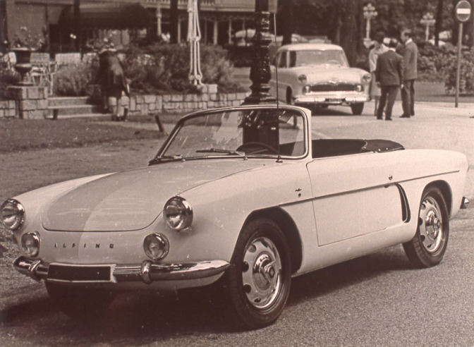 Alpine’s first cabriolets, shown a 1959 model, prefigure the orientation of the lines of the future Berlinettes. © IXO Collections SAS - Tous droits réservés. Crédits photo ©  Renault D.R. / Archives et Collections