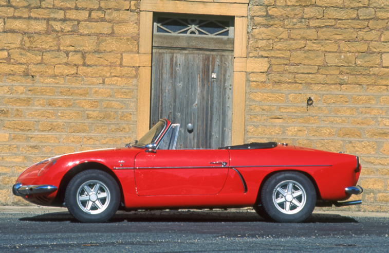 Vu de profil, le cabriolet A 108 redessiné par Philippe Charles d'après l'étude de Michelotti annonce les lignes à venir de la Berlinette. © IXO Collections SAS - Tous droits réservés. Crédits photo ©  Renault D.R. / Archives et Collections