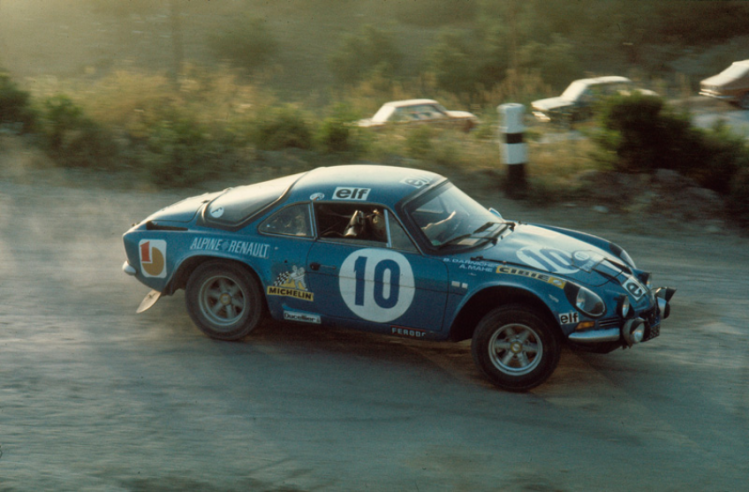 Comme ici au rallye de l’Acropole, il  cherche le mode d’emploi sur les pistes en terre. © IXO Collections SAS - Tous droits réservés. Crédits photo © Renault Communication / D.R.