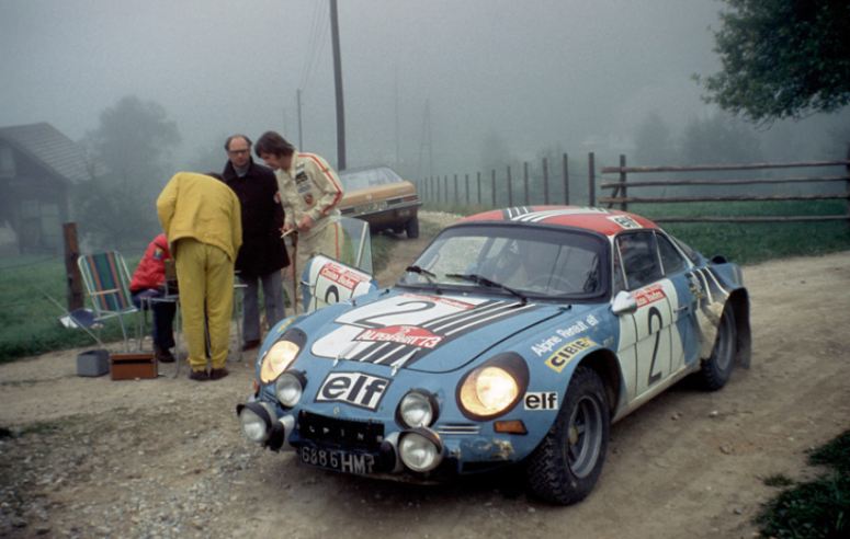 Alain Mahé, copiloto de Darniche, a marcar o tempo num posto de controlo durante o Rali dos Alpes Austríacos de 1973. © IXO Collections SAS - Tous droits réservés. Crédits photo ©  Renault Communication / D.R.