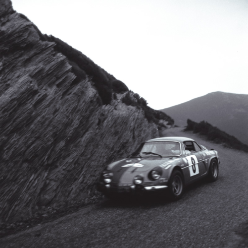 Le Tour de Corse est l’une des épreuves où Bernard Darniche est longtemps resté intouchable.  © IXO Collections SAS - Tous droits réservés. Crédits photo ©  Renault Communication / D.R.