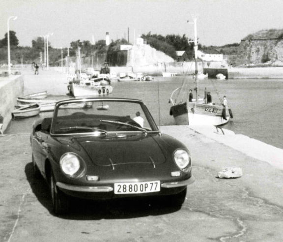 La jolie petite Alpine A1000 Spider, photographiée dans une ambiance bien éloignée de l’image compétition des A110. © IXO Collections SAS - Tous droits réservés. Crédits photo ©  Renault Communication / D.R.