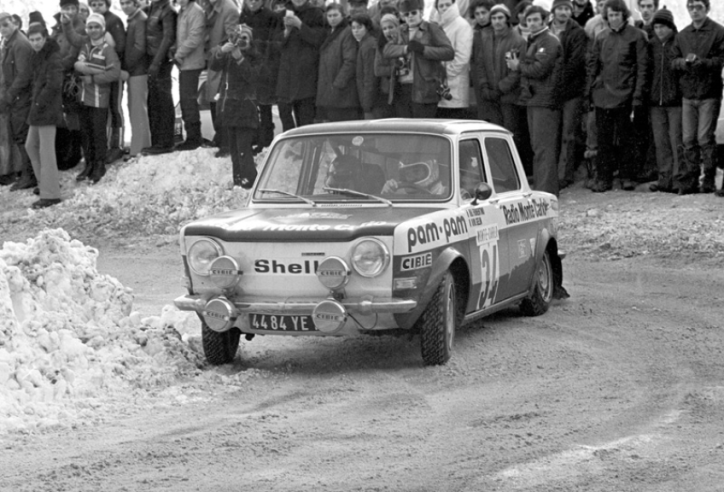 Driver Bernard Fiorentino at the wheel of the Simca 1000 Rallye II, giving a tough challenge to the R8 Gordini. © IXO Collections SAS - Tous droits réservés. Crédits photo ©Renault Communication / D.R.