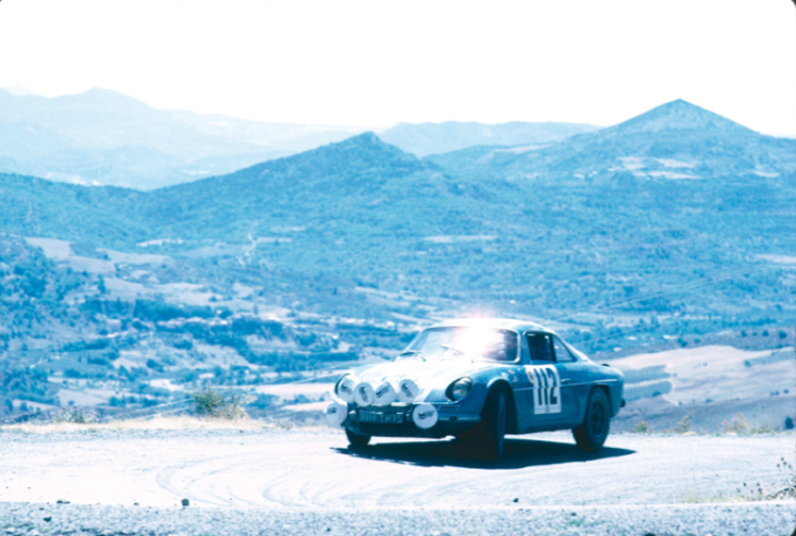 Coupe des Alpes : l’Alpine pose avec, en arrière-plan, les Alpes qui ont donné son nom à cette course mythique. © IXO Collections SAS - Tous droits réservés. Crédits photo © Renault Communication / D.R.