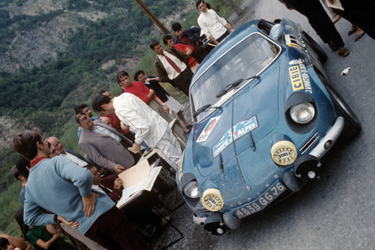 Jean Vinatier and his Alpine 1600 at a checkpoint during the 1968 Coupe des Alpes. © IXO Collections SAS - Tous droits réservés. Crédits photo © Renault Communication / D.R.