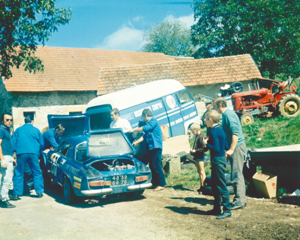 Jean Vinatier e la sua Alpine 1600 a un posto di blocco durante la Coupe des Alpes del 1968.  © IXO Collections SAS - Tous droits réservés. Crédits photo ©  Renault Communication / D.R.