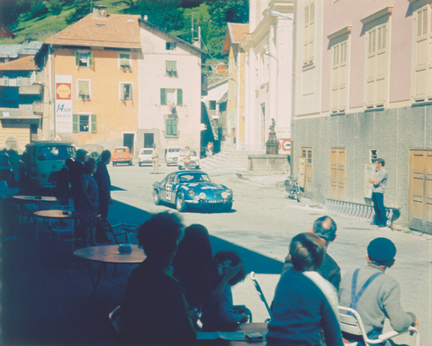 Sempre durante la Coupe des Alpes del 1968, un Alpine attraversa la Francia profonda e gli spettatori sono presenti! © IXO Collections SAS - Tous droits réservés. Crédits photo ©  Renault Communication / D.R.