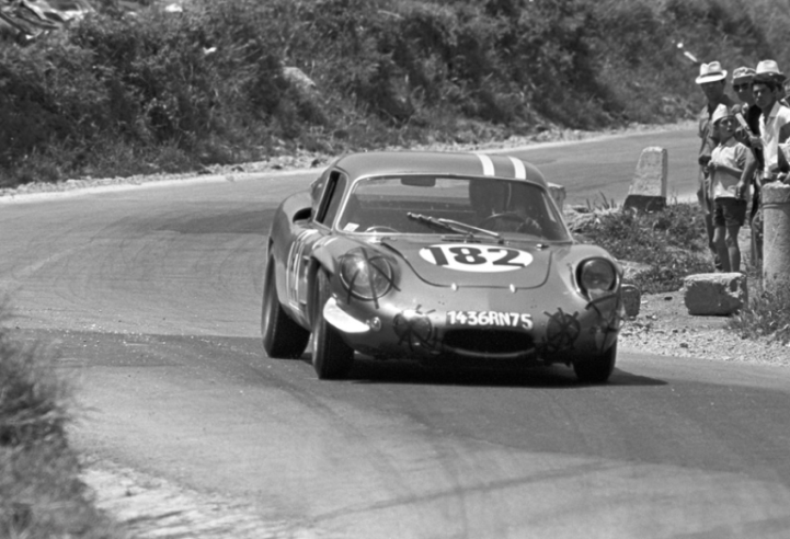 La GT4 surnommée  « la Sauterelle » fera une dernière apparition en course à la Targa Florio en 1967. © IXO Collections SAS - Tous droits réservés. Crédits photo ©  Renault Communication / D.R.