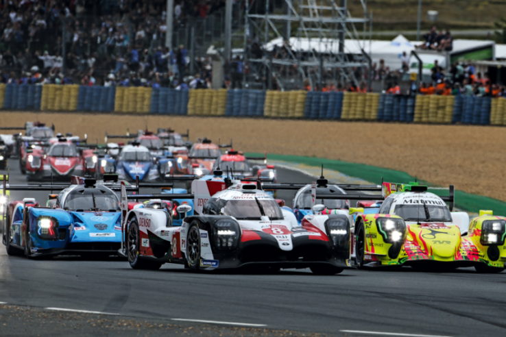 En 2018, la course réunit 60 voitures et 180 pilotes (3 par voiture avec des relais de 2 ou 3 heures). La Toyota TS050 a aussi remporté les éditions suivantes des 24 Heures du Mans. À partir de 2021, la catégorie LMP1 fait place à celle des Hypercar et Toyota aligne l’inédite GR Super Sport. © IXO Collections SAS - Tous droits réservés. 