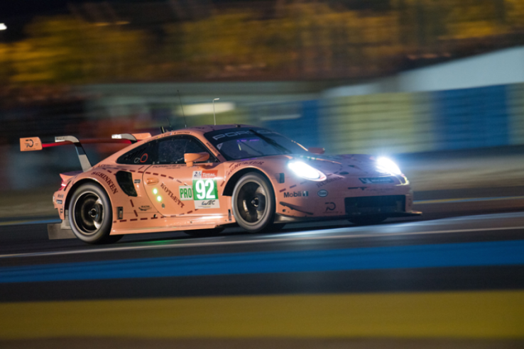 Un autre cliché de la Porsche n° 92 lors des essais qualificatifs de nuit des 24 Heures du Mans. En 2018, 60 voitures et 180 pilotes prennent le départ de cette épreuve d’endurance. © IXO Collections SAS - Tous droits réservés. 