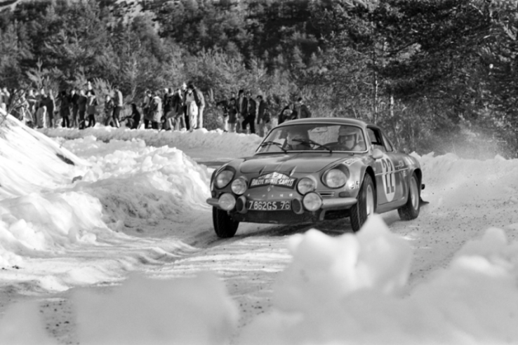 La légendaire A110 de rallye deux fois victorieuse du Rallye de Monte-Carlo : en 1971 avec Andersson-Stone et en 1973 avec Andruet-Petit. © IXO Collections SAS - Tous droits réservés. 