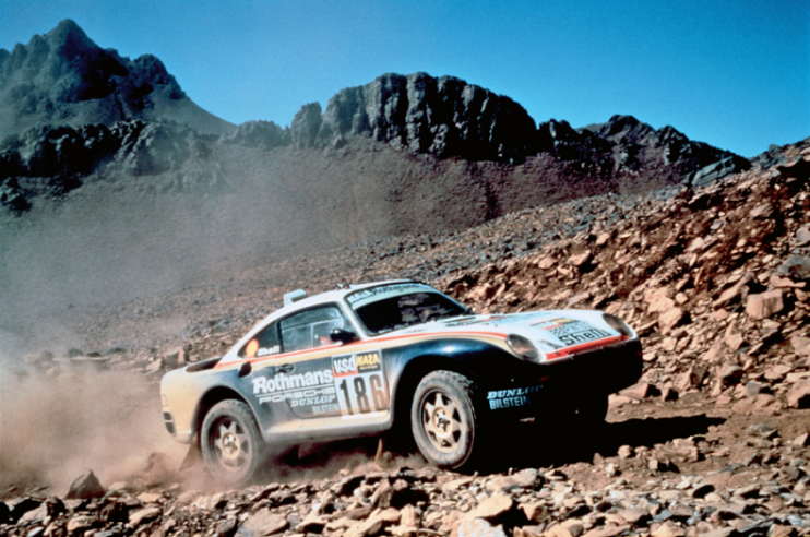 La Porsche 959 pilotée par René Metge et Dominique Lemoyne s’impose au Rallye Paris-Dakar de 1986. © IXO Collections SAS - Tous droits réservés. Crédits photo © Porsche / D.R.