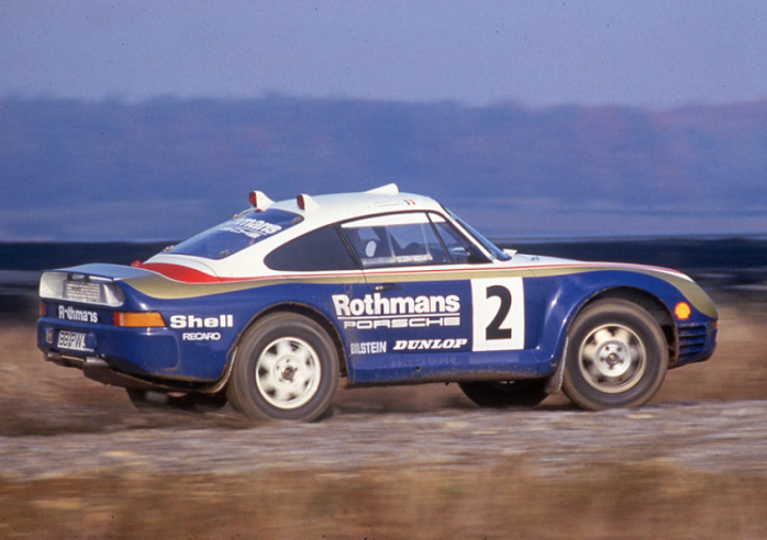 Conçue en un temps record par les ingénieurs de Weissach, sous la direction de Helmuth Bott, Peter Falk et Hans Mezger, la Porsche 959 offre des performances inégalées lors de sa sortie. © IXO Collections SAS - Tous droits réservés. Crédits photo © Porsche / D.R.