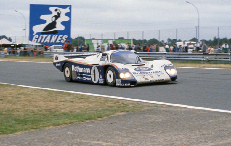 Aux 24 Heures du Mans de 1986, la 962 C de l’équipe Porsche Rothmans pilotée par Derek Bell, Al Holbert et Hans Stuck remporte la victoire, à la moyenne de 207,197 km/h. © IXO Collections SAS - Tous droits réservés. Crédits photo © Porsche / D.R.