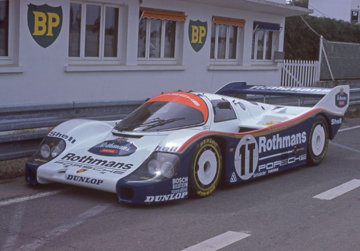 Le Centre de Recherche et Développement de Porsche à Weissach a mis moins d’un an pour passer de l’esquisse à la première victoire. Ici le châssis de réserve est de 1986. © IXO Collections SAS - Tous droits réservés.  Crédits photo © Porsche / D.R.